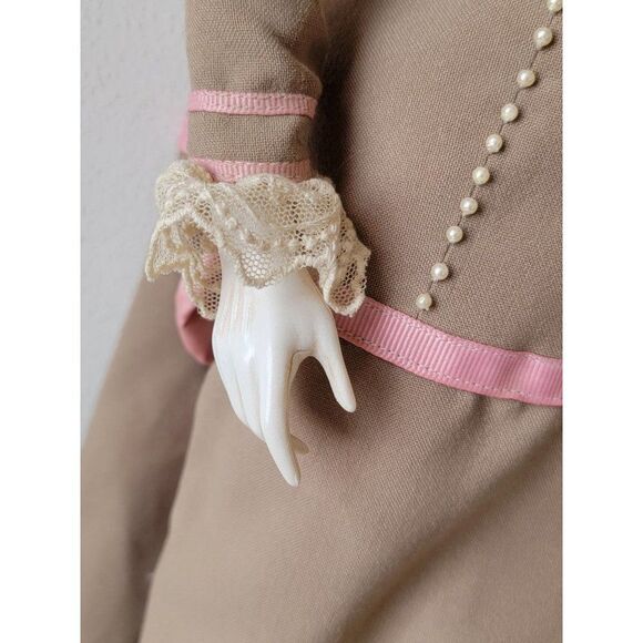 Franklin heirloom day at the race Gabriella porcelain doll collectible - Picture 10 of 16